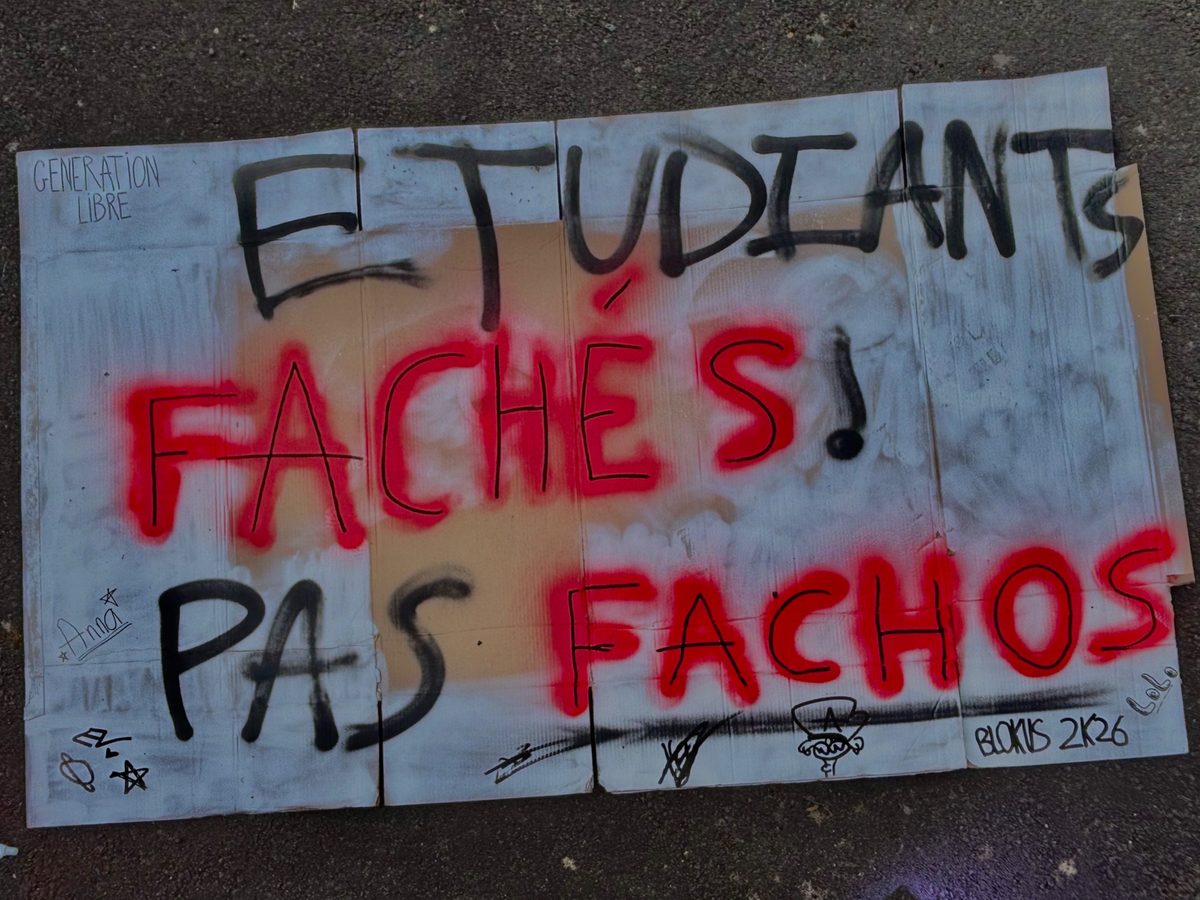 Grand carton peint à la bombe : « Étudiants fâchés, pas fachos »