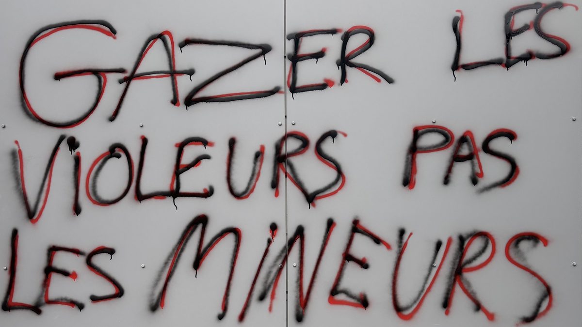 Inscription à la bombe noire et rouge : « Gazer les violeurs pas les mineurs »