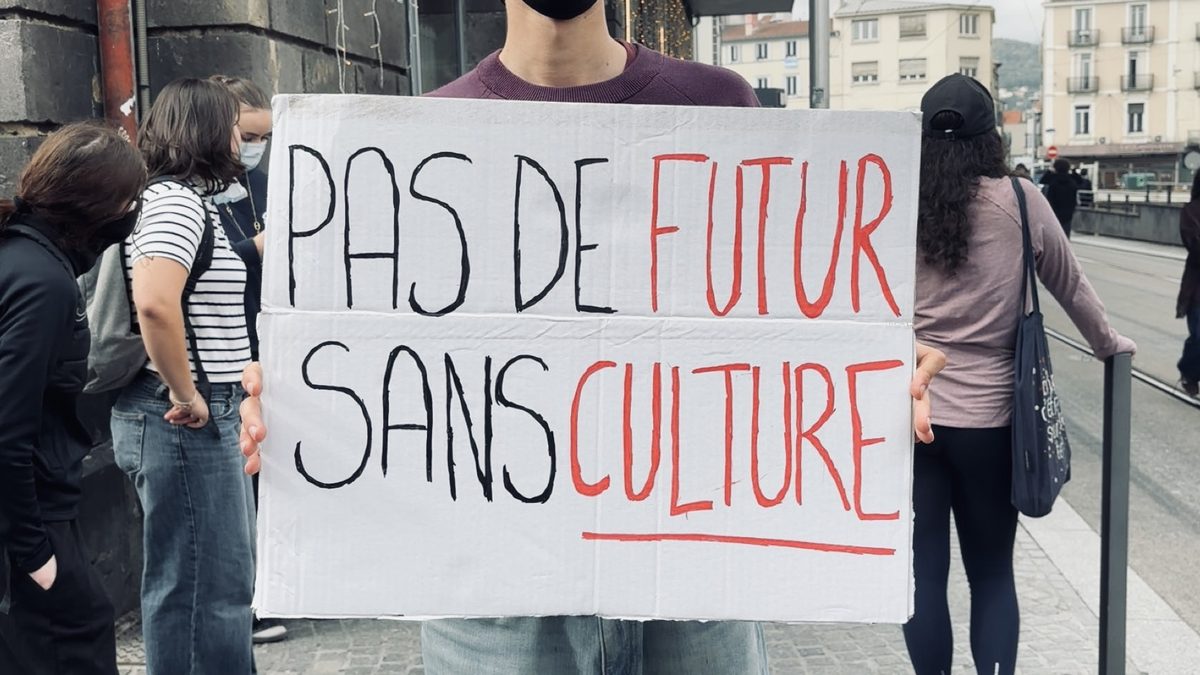 Pancarte blanche « Pas de futur sans culture » tenue dans un cortège